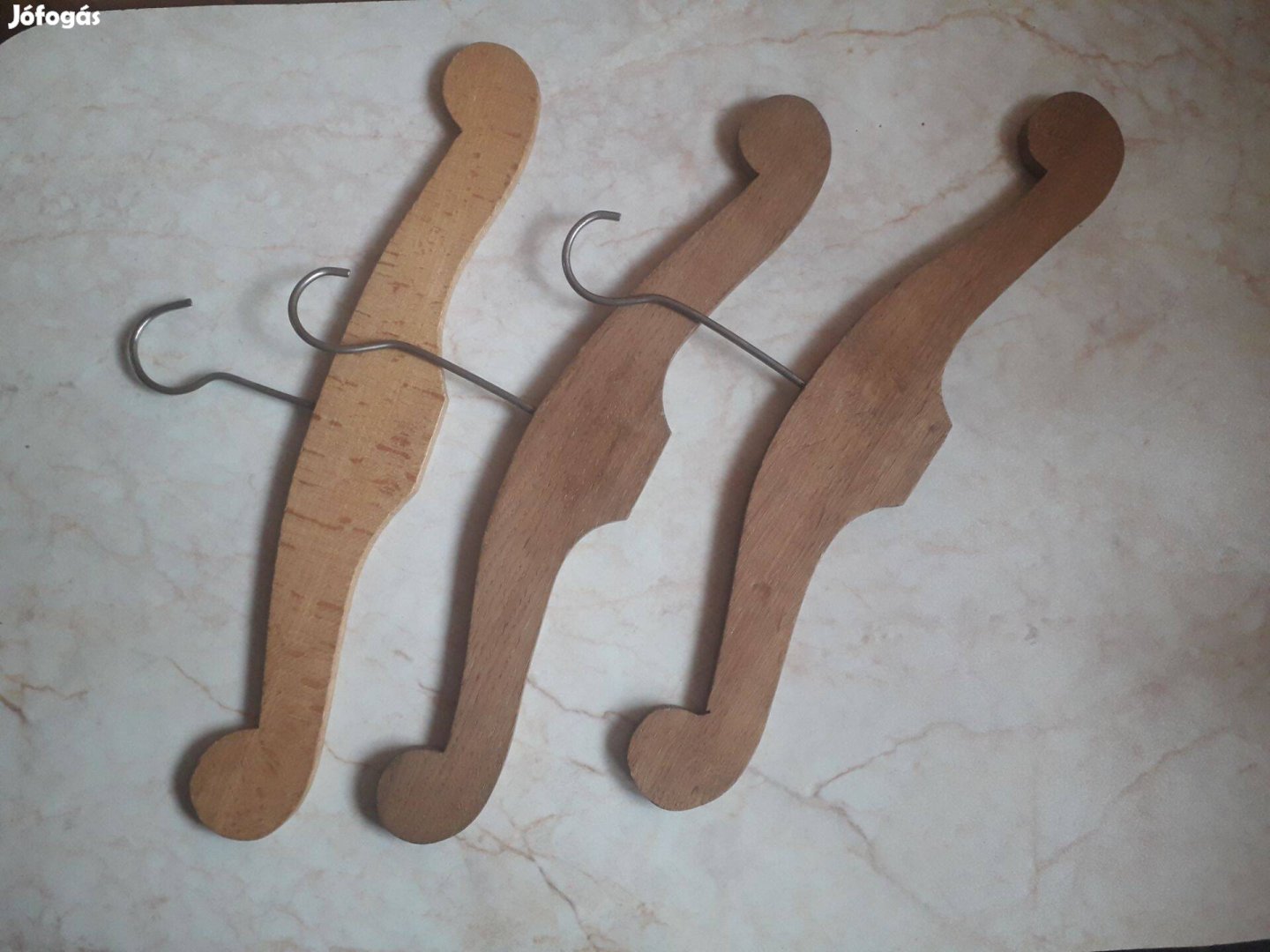 Hullámos végű 3 db fafogas - vállfa