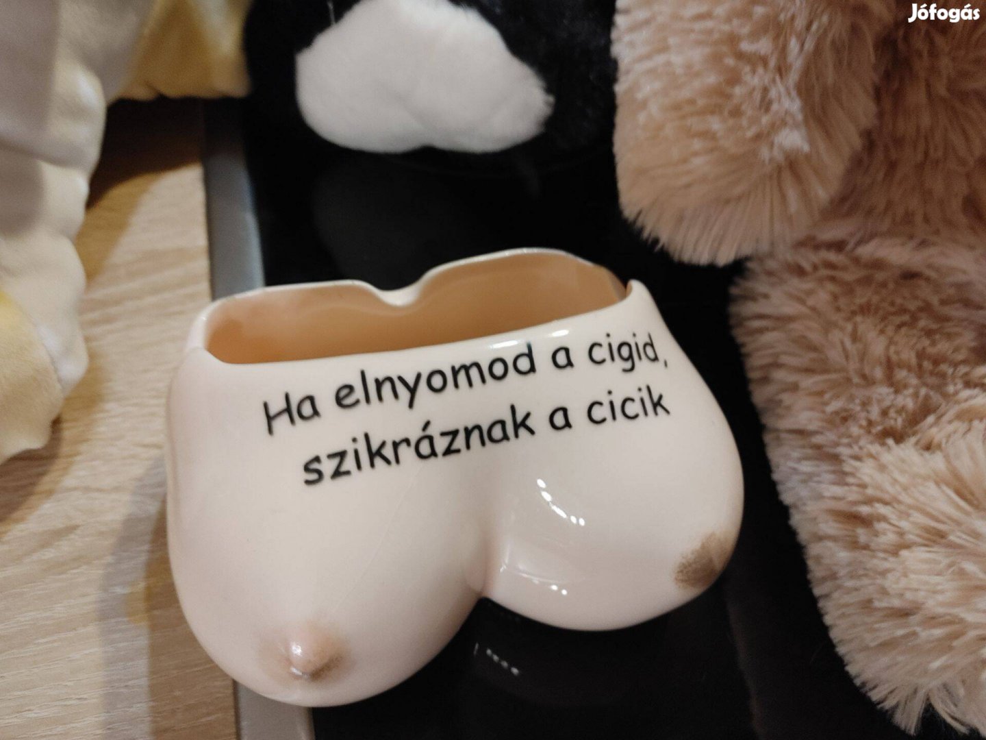 Humoros erotikus hamutartó Ha elnyomod a cigid szikráznak a cicik