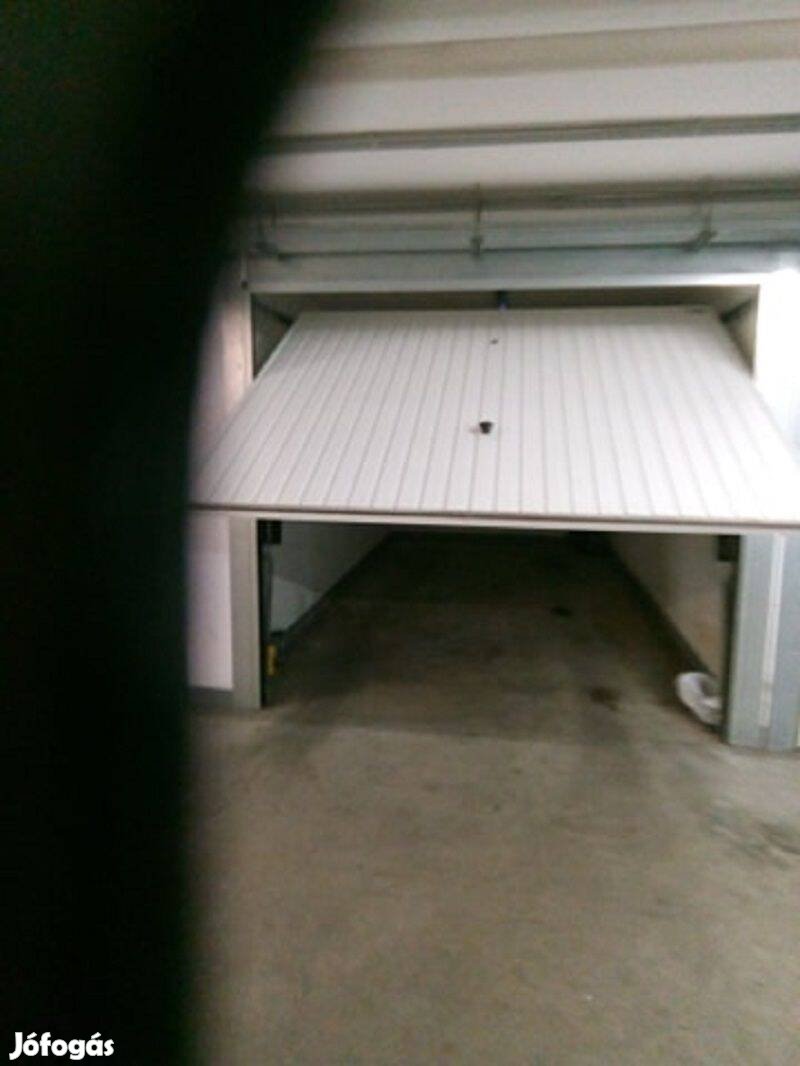 Hunyadivárosban zárt alagsori garázs eladó!