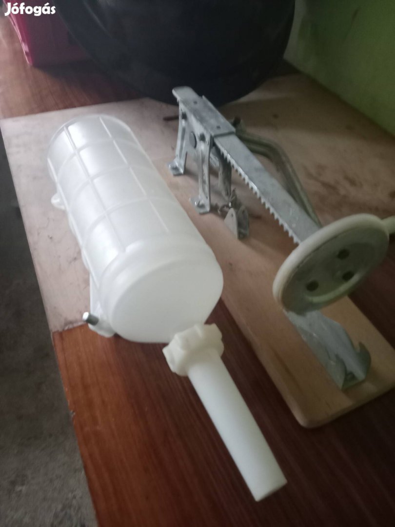 Hurka-kolbász töltő jól működik. Posta az árban. Előre