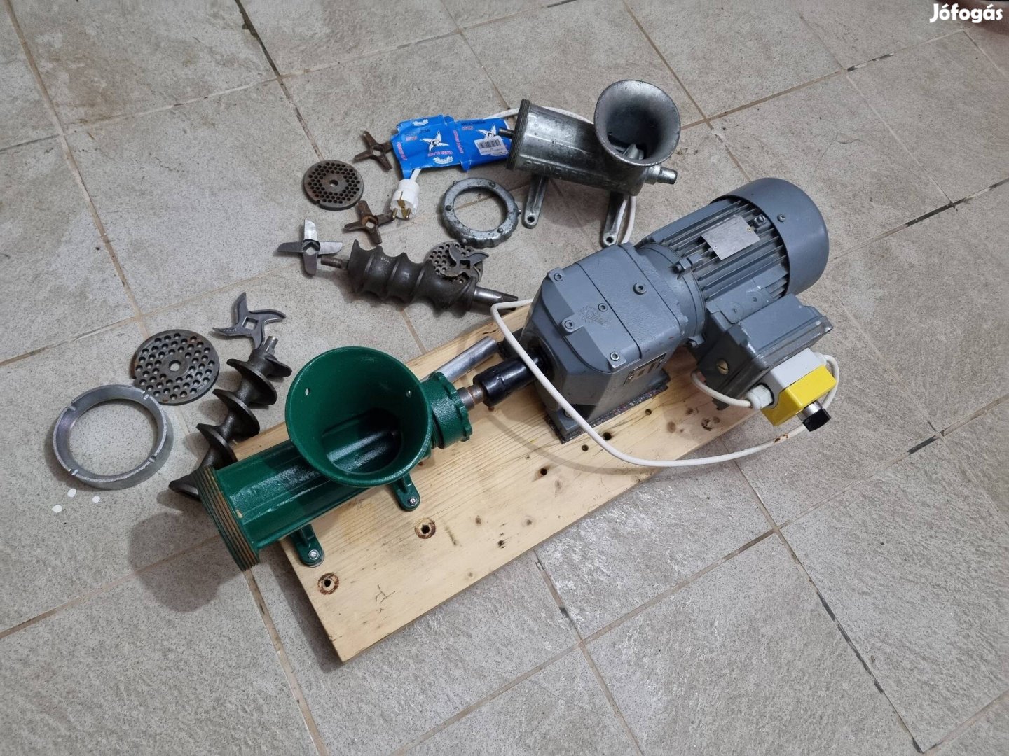 Húsdaraló hajtóműves motorral