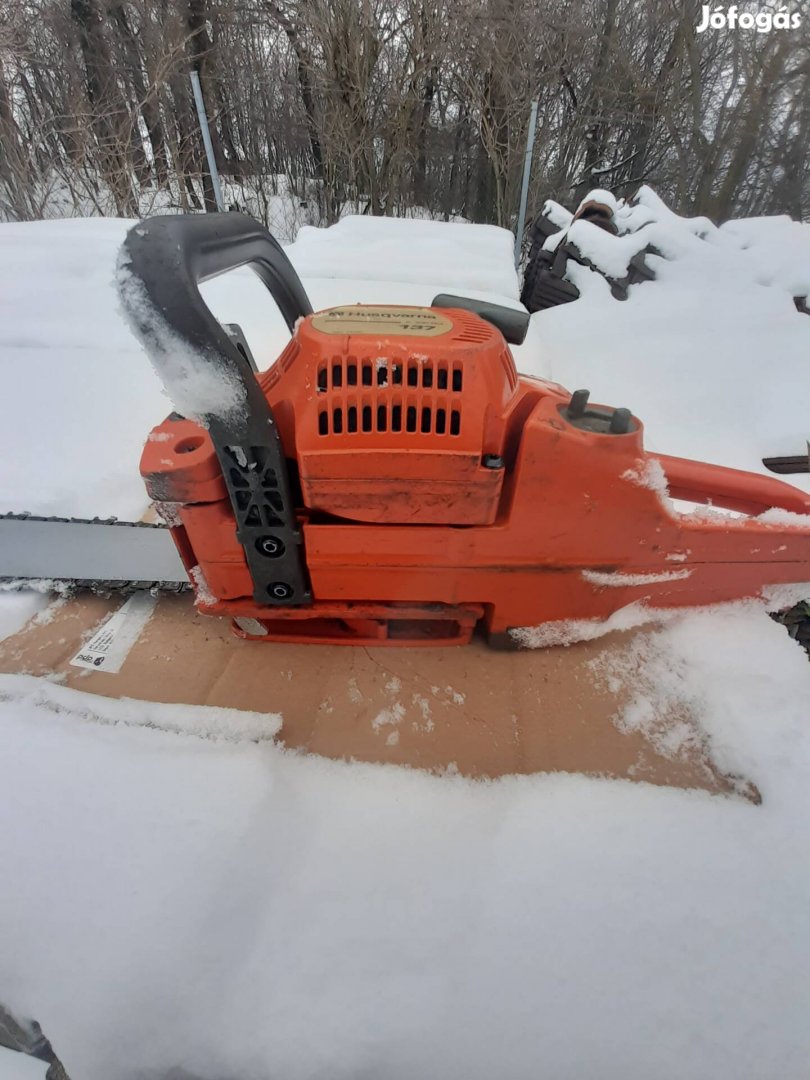 Husqvarna 137 láncfűrész.