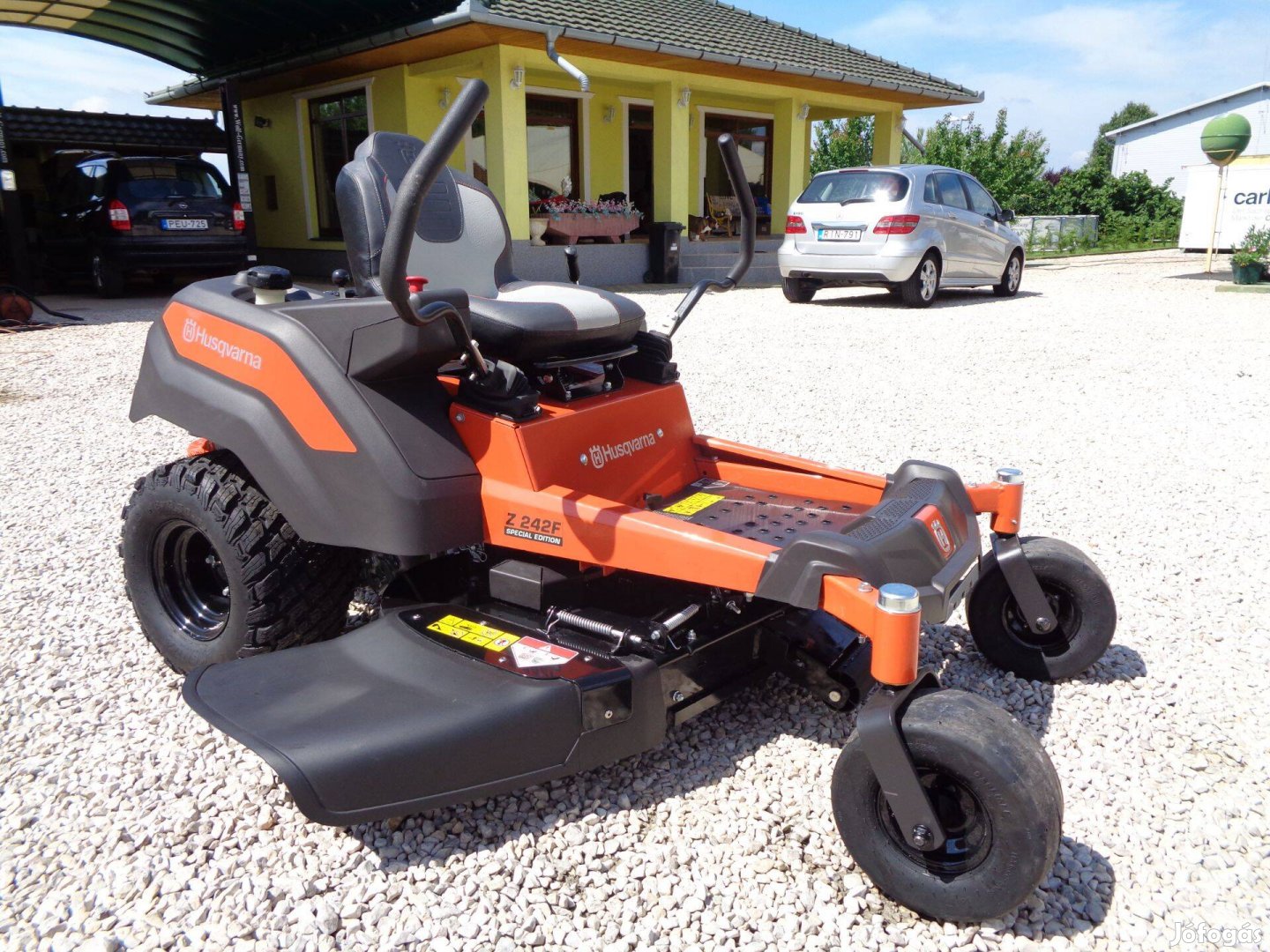 Husqvarna 22le Zero 2 henger Fűnyíró traktor Fűnyírótraktor