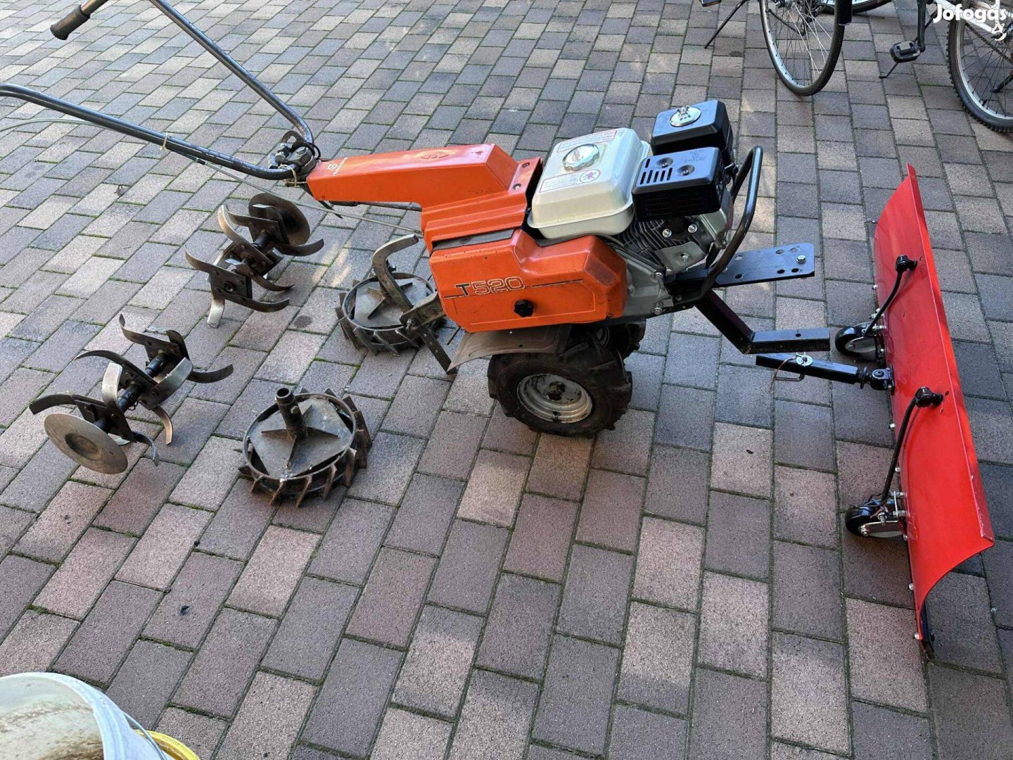 Husqvarna T520 kapálógép gumikerékkel és hótoló lappal eladó