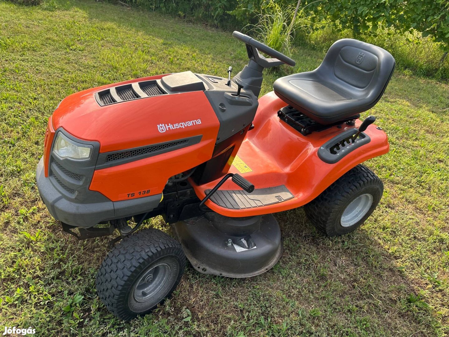 Husqvarna TS 138 fűnyíró traktor