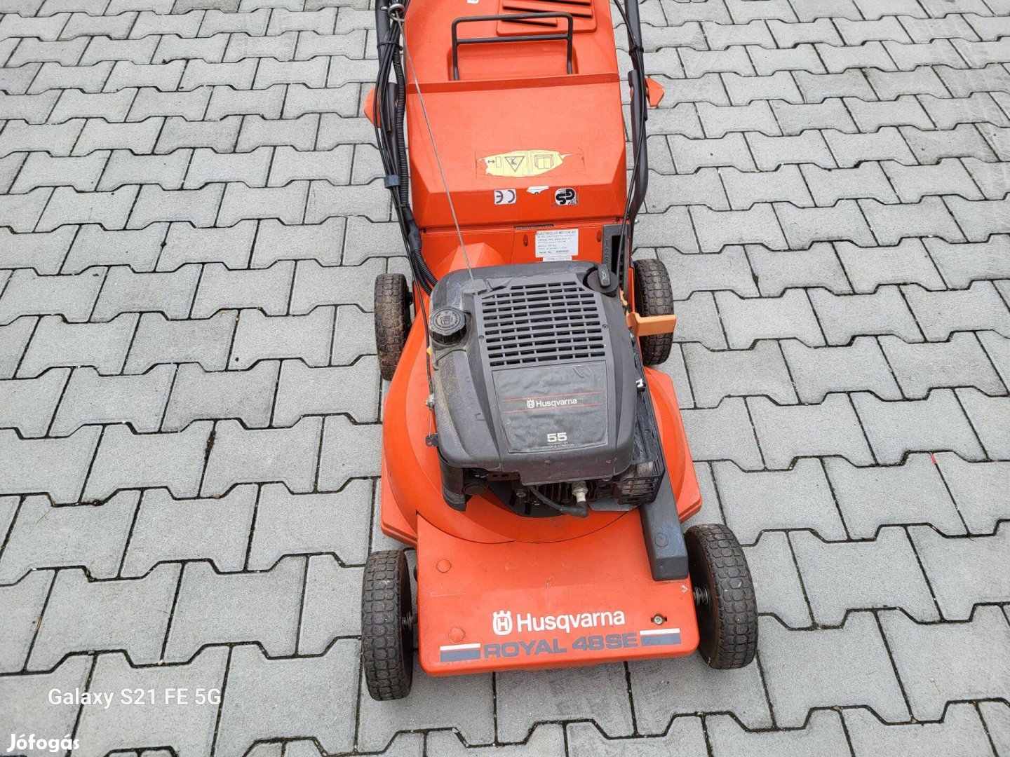 Husqvarna: Briggs motoros - önindítós - fűgyűjtős fűnyíró