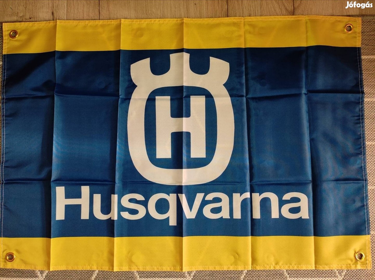 Husqvarna feliratú dekoráció 60x90 cm 