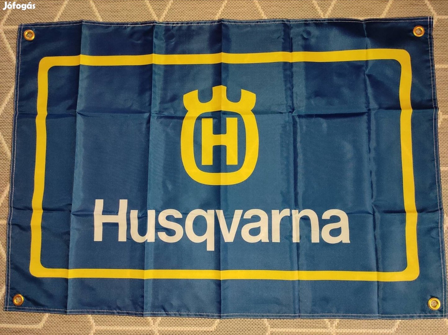 Husqvarna feliratú zászló, dekoráció 