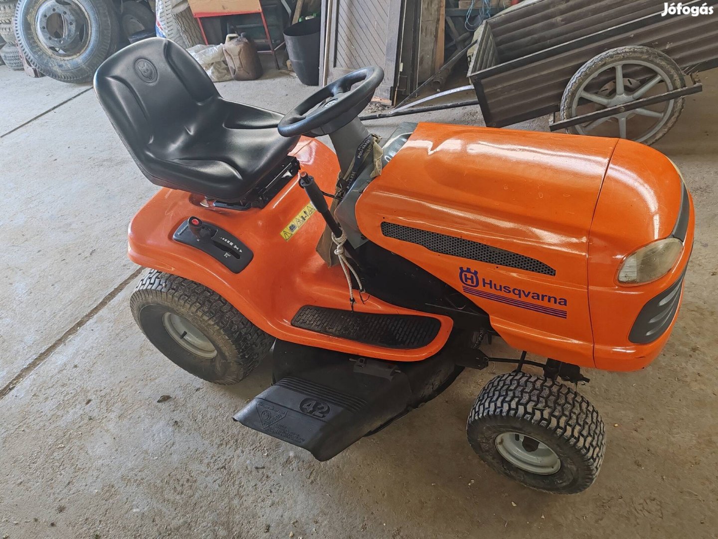 Husqvarna fűnyíró traktor. 
