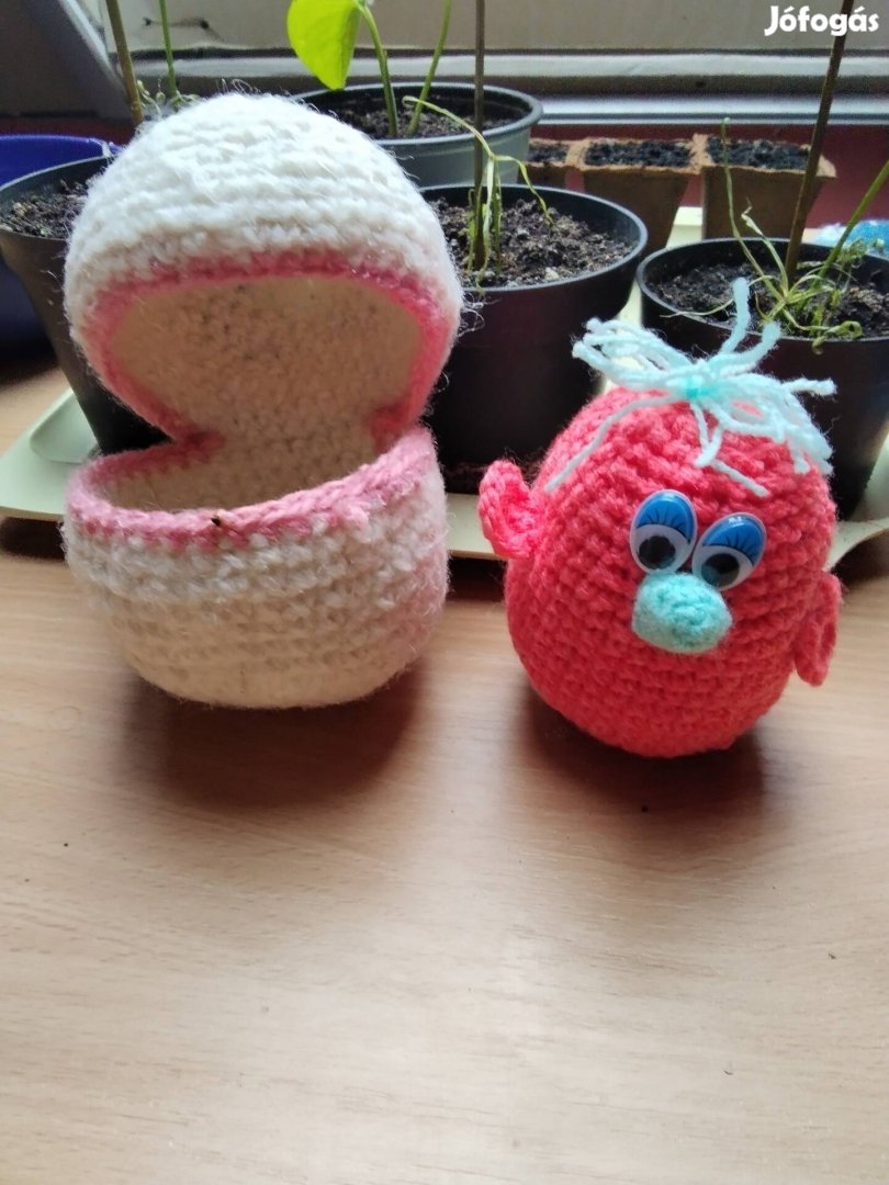 Húsvéti csibe tojásban