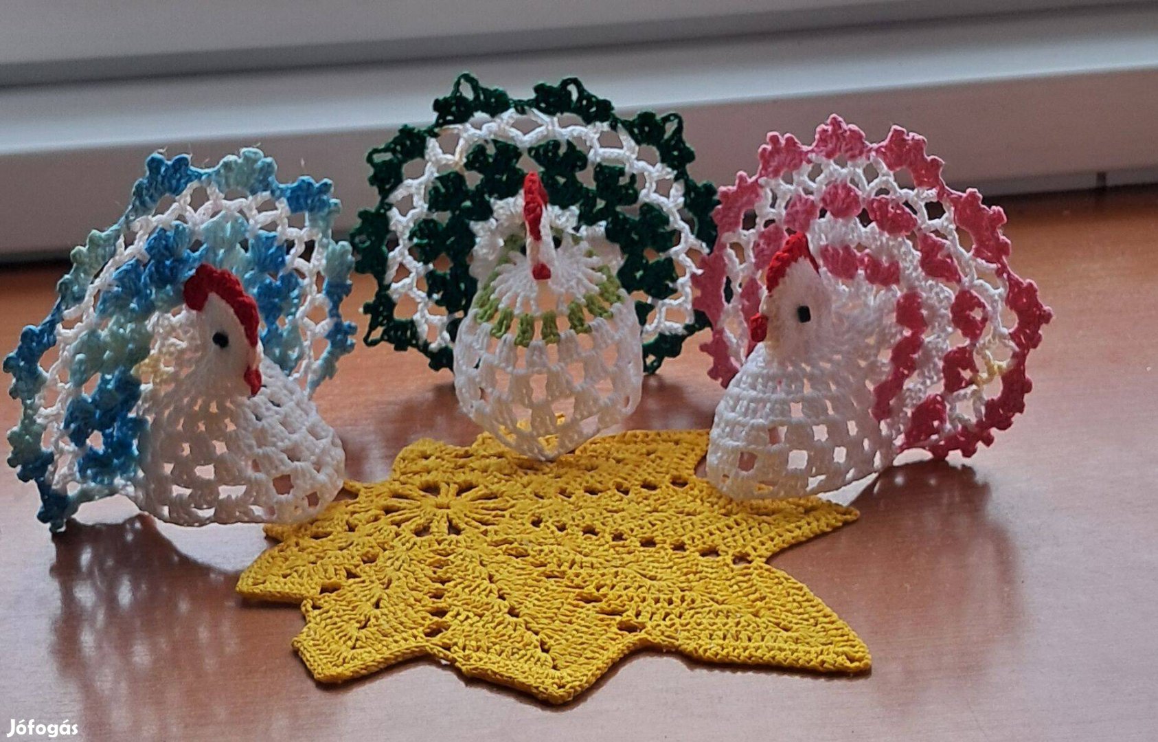 Húsvéti horgolt tyúk 3 db falevél terítővel