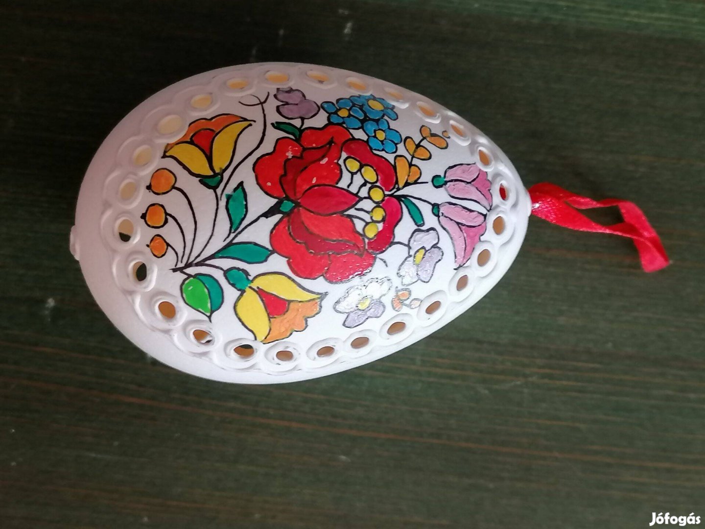 Húsvéti kézzel festett és áttört hímes tojás, magyar kézműves termék