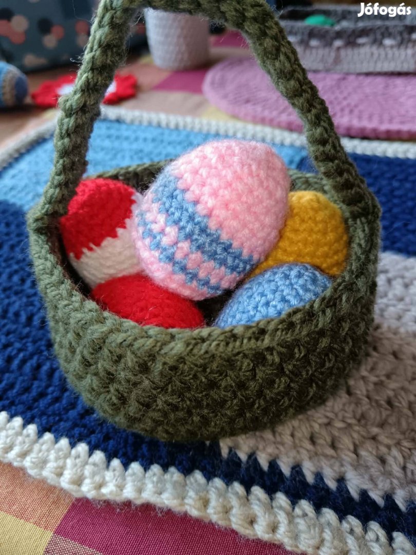 Húsvéti kosár színes tojásokkal