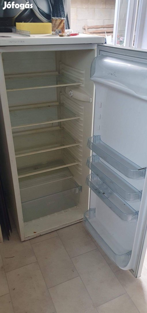Hűtőszekrény, szép állapotban, jól működik 125 cm magas