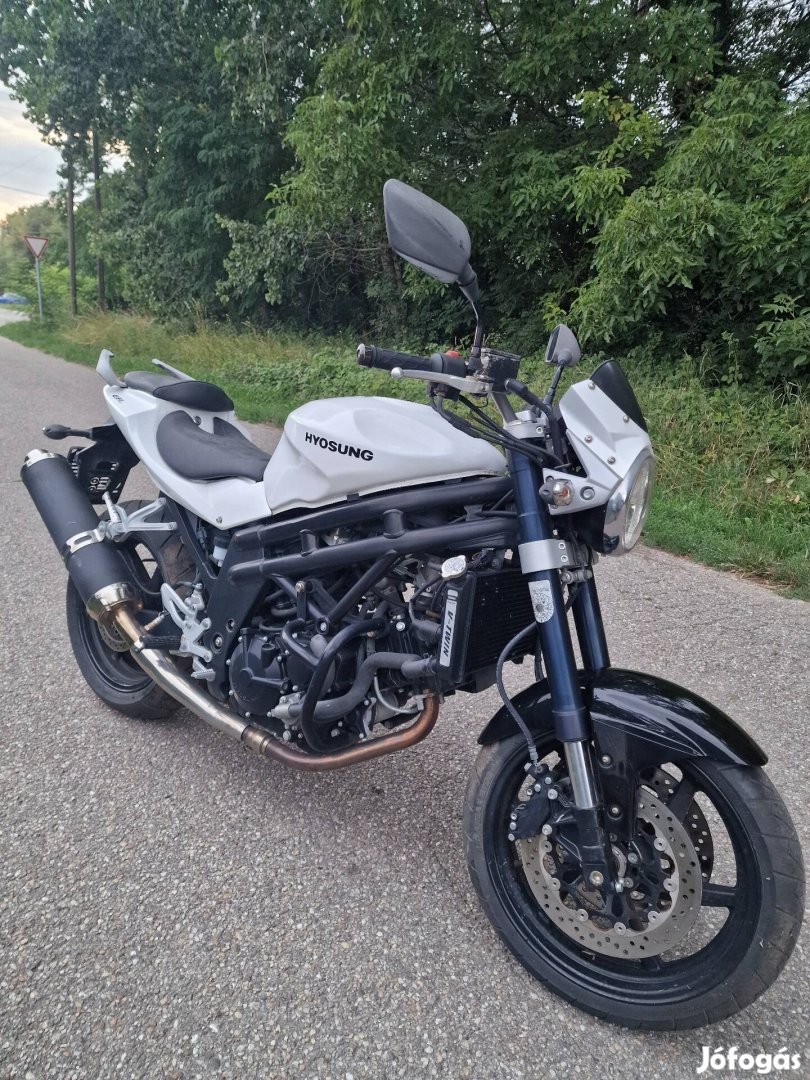 Hyosung GT650 naked motorkerékpár 2011-től
