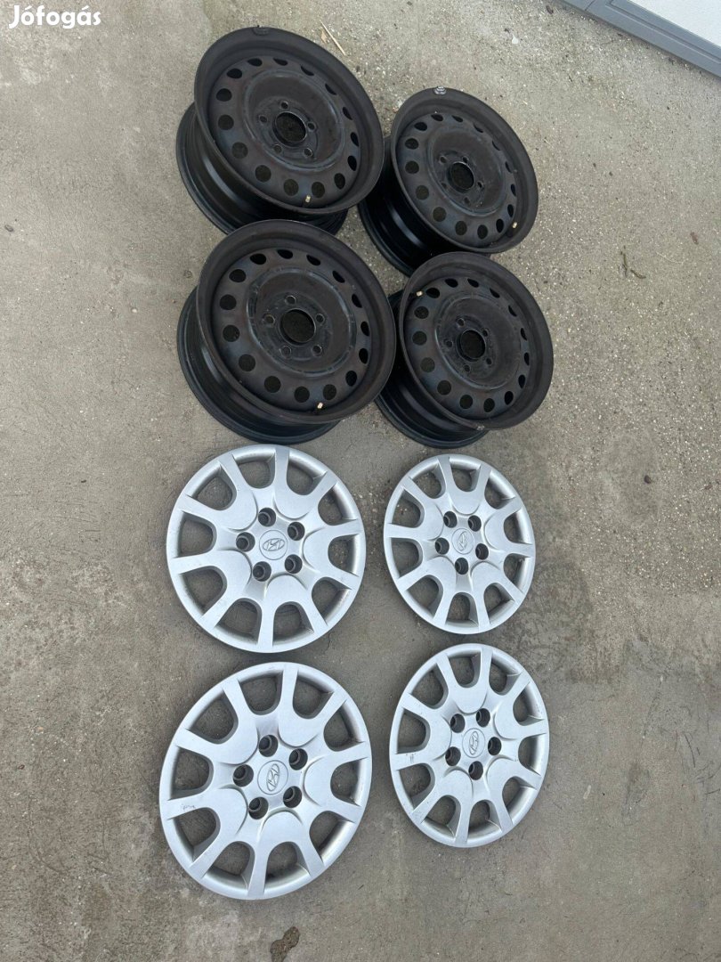 Hyundai I30-hoz gyári 15-ös lemezfelni garnitúra dísztárcsával eladó