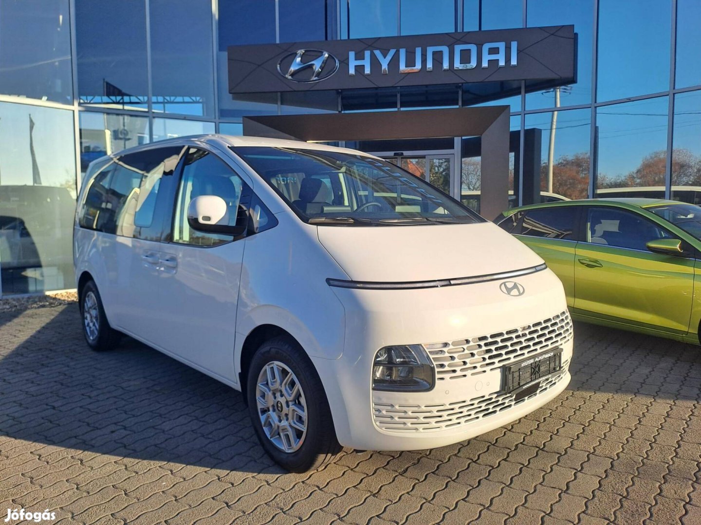 Hyundai Staria 9 személyes Hybrid raktárról. má...
