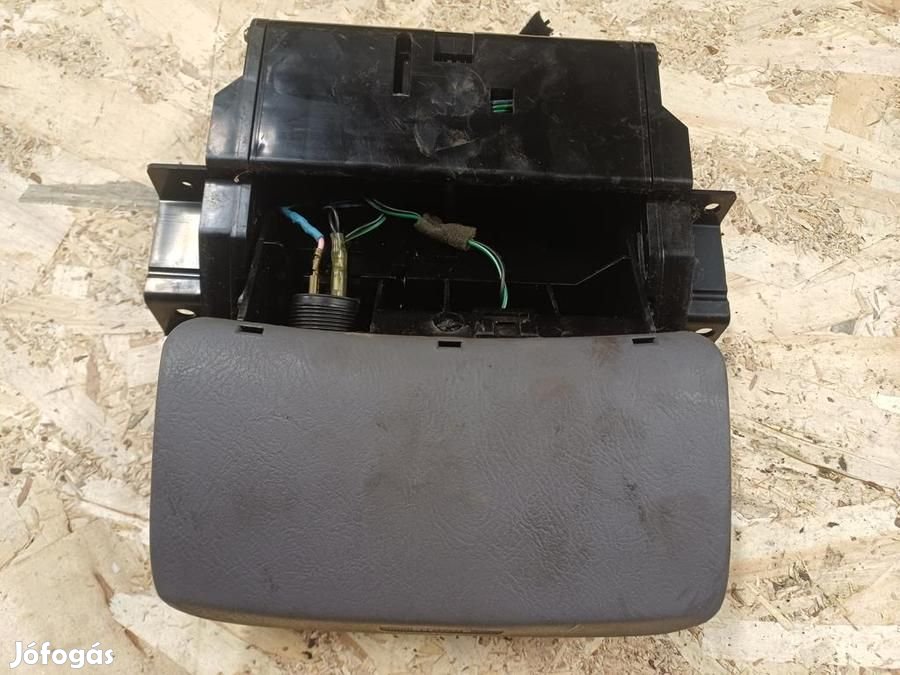 Hyundai Trajet (2001-2008) Első Hamutál