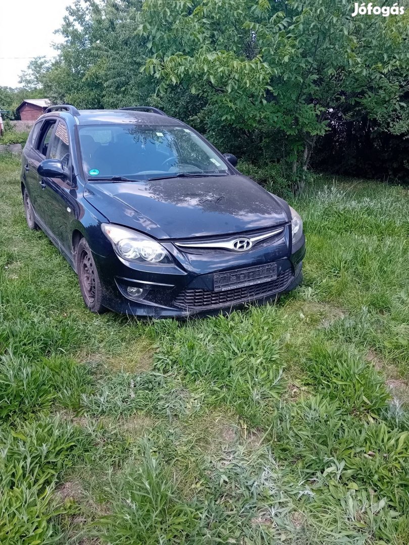 Hyundai i30 1.4 benzines bontott alkatrészei eladók 
