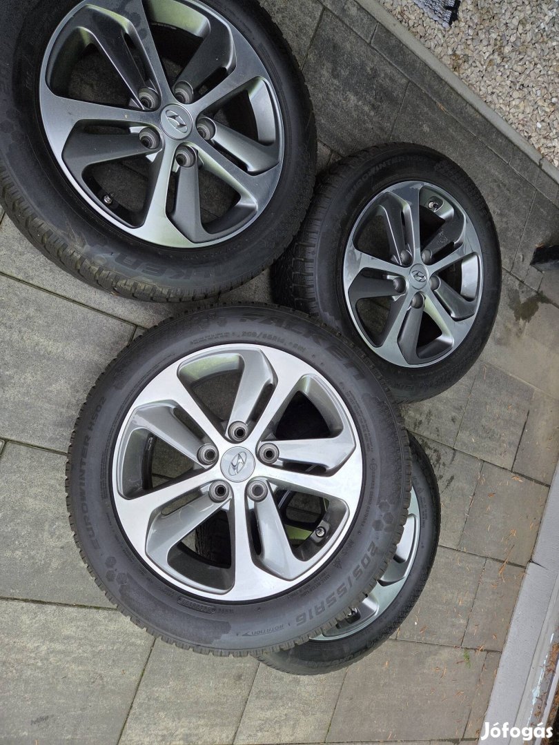Hyundai i30 könnyűfém kerekek téligumikkal szerelve