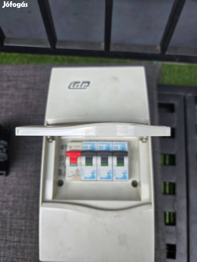 IDE falon kívüli kiselosztó 3 db GE kismegszakító- Debrecen