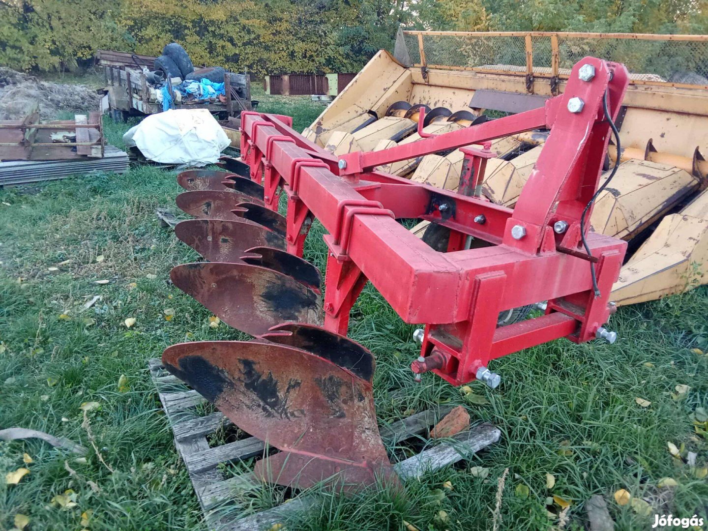 IH 5 fejes függesztett eke eladó - újszerű állapotban