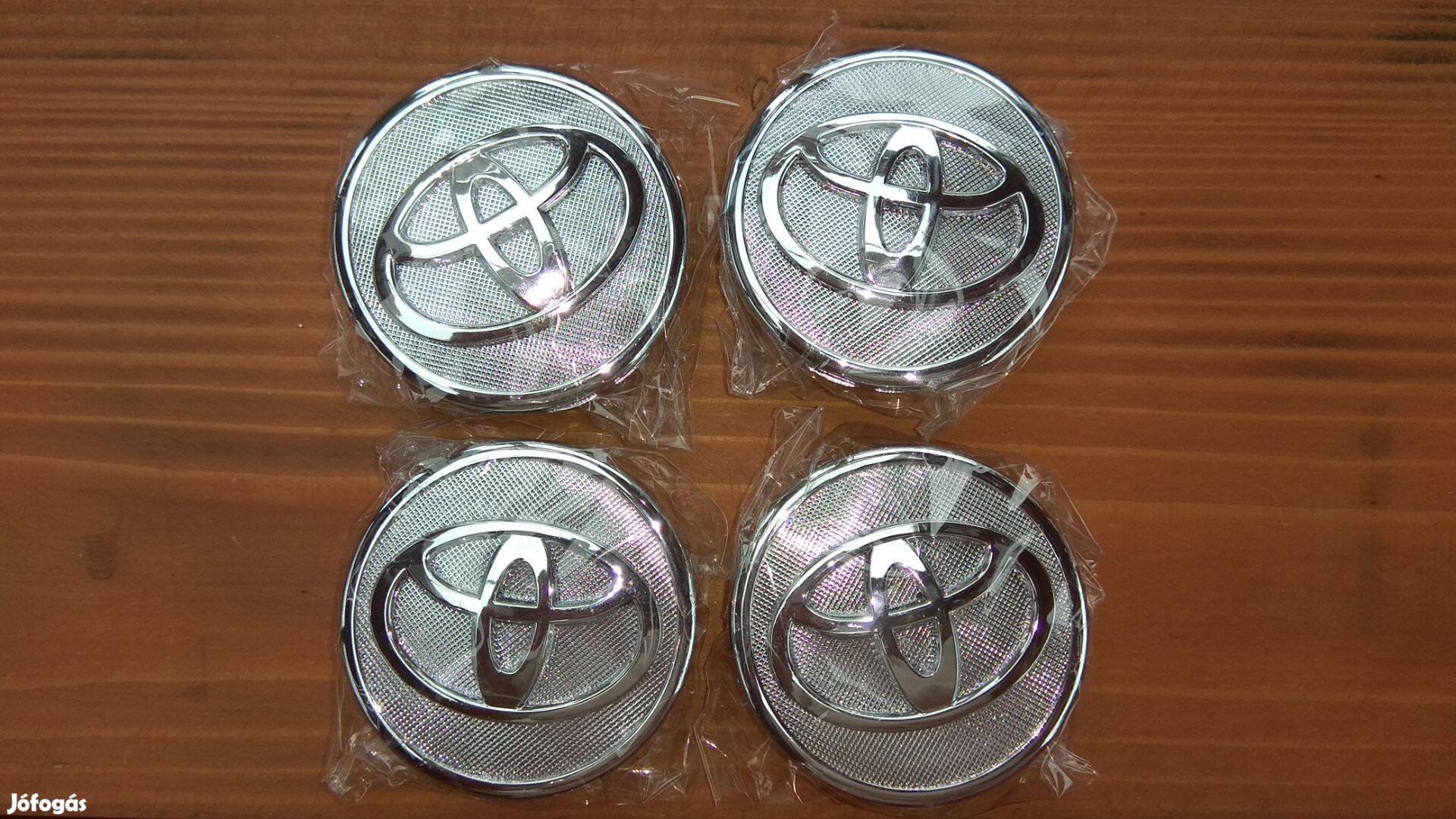 III. Toyota felnikupak szett ezüst 57/62mm