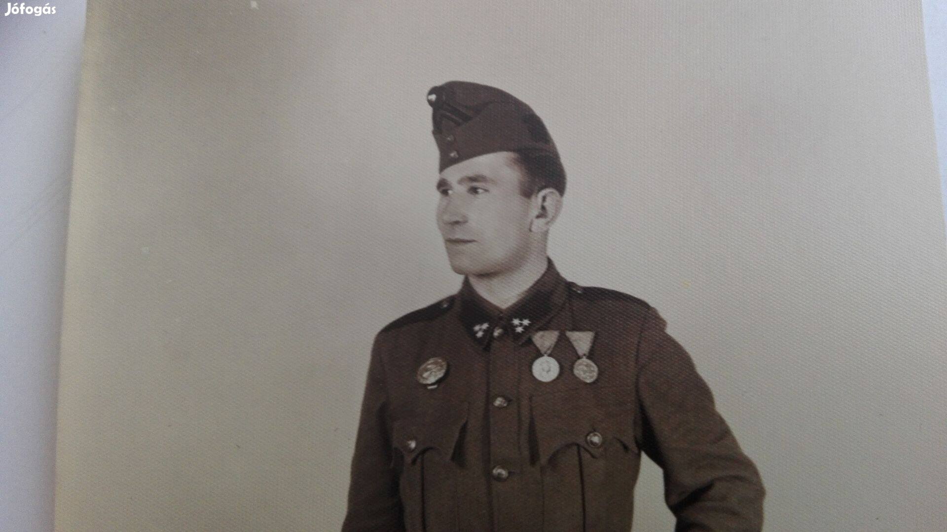 II.Világháborús katona fotóképeslap kitüntetésekkel II