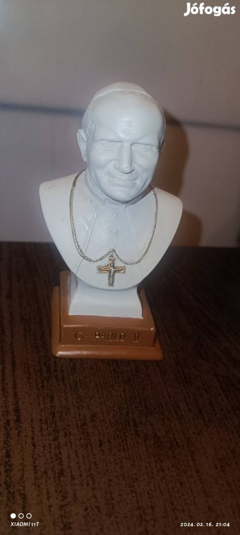 II. János Pál pápa mellszobor. Márványgyanta. Cca 10 cm-es. Posta 
