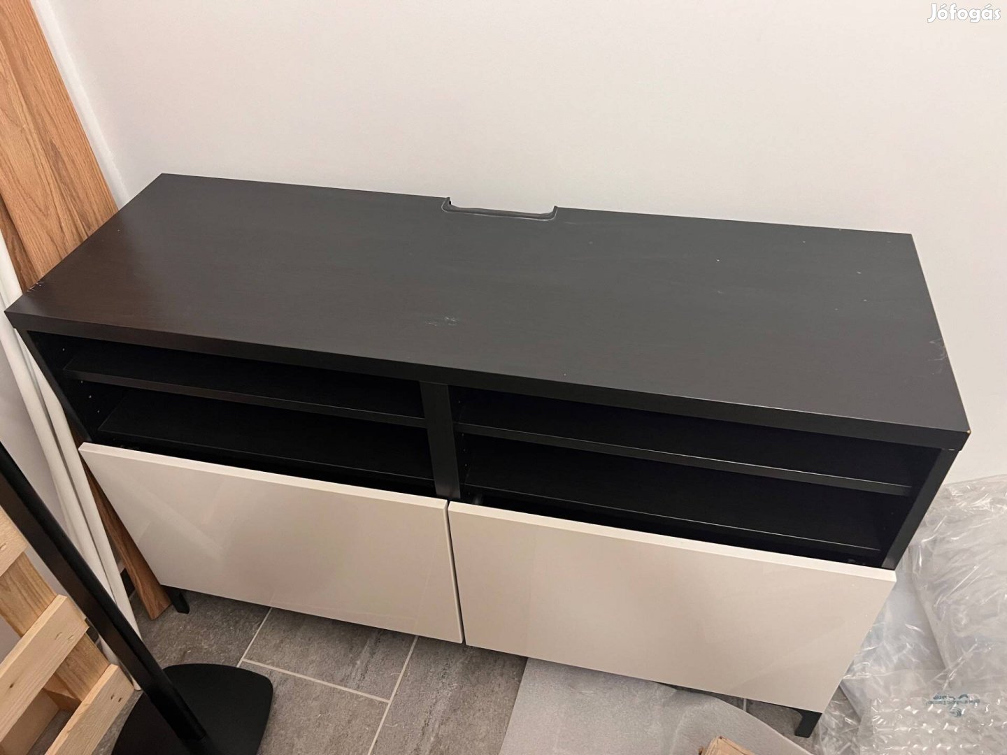 IKEA BESTÁ TV (média) állvány magasfényű fehér ajtókkal (120 cm)