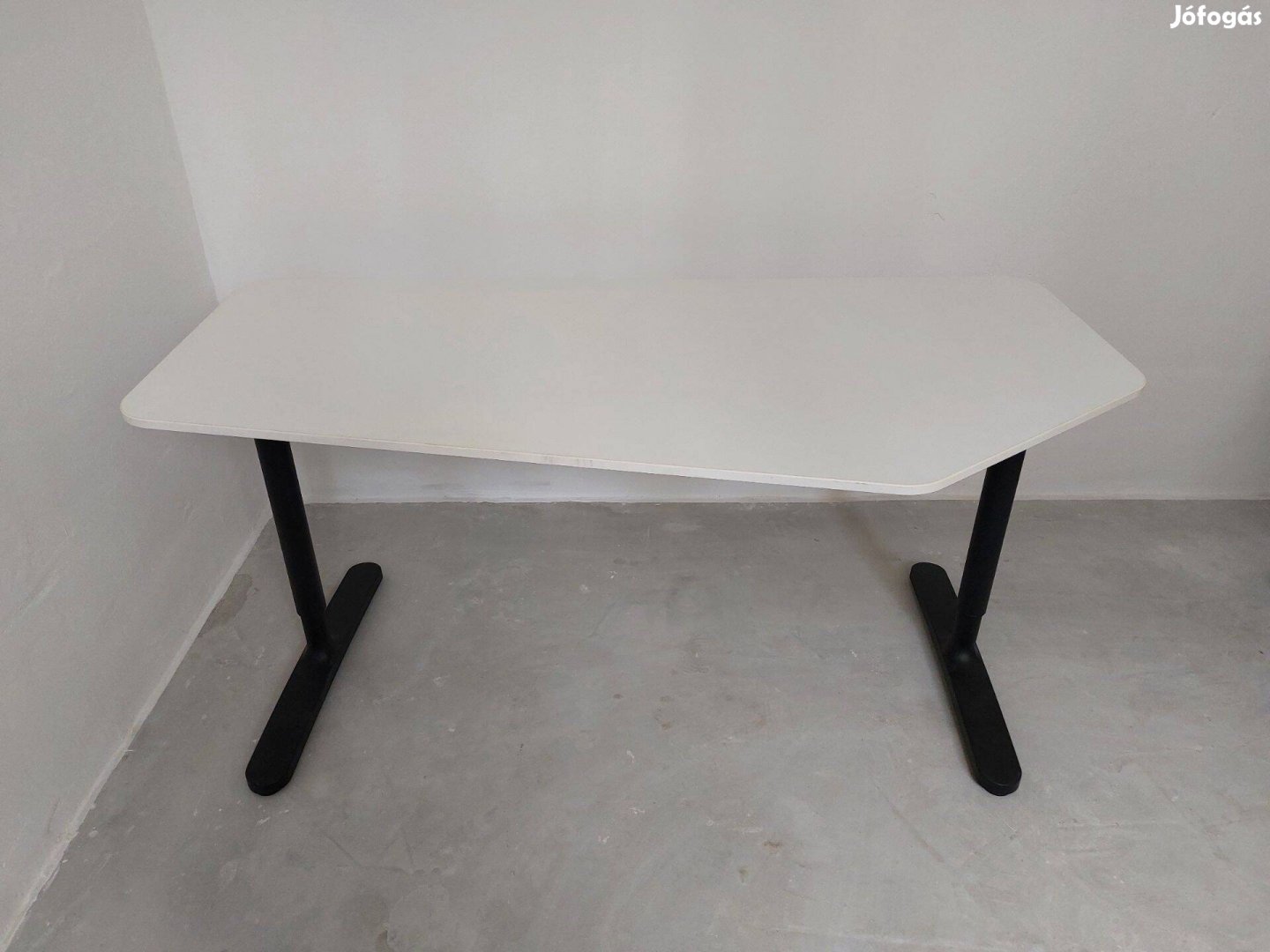 IKEA Bekant irodai asztal 160 cm, fehér asztallap fekete lábbal