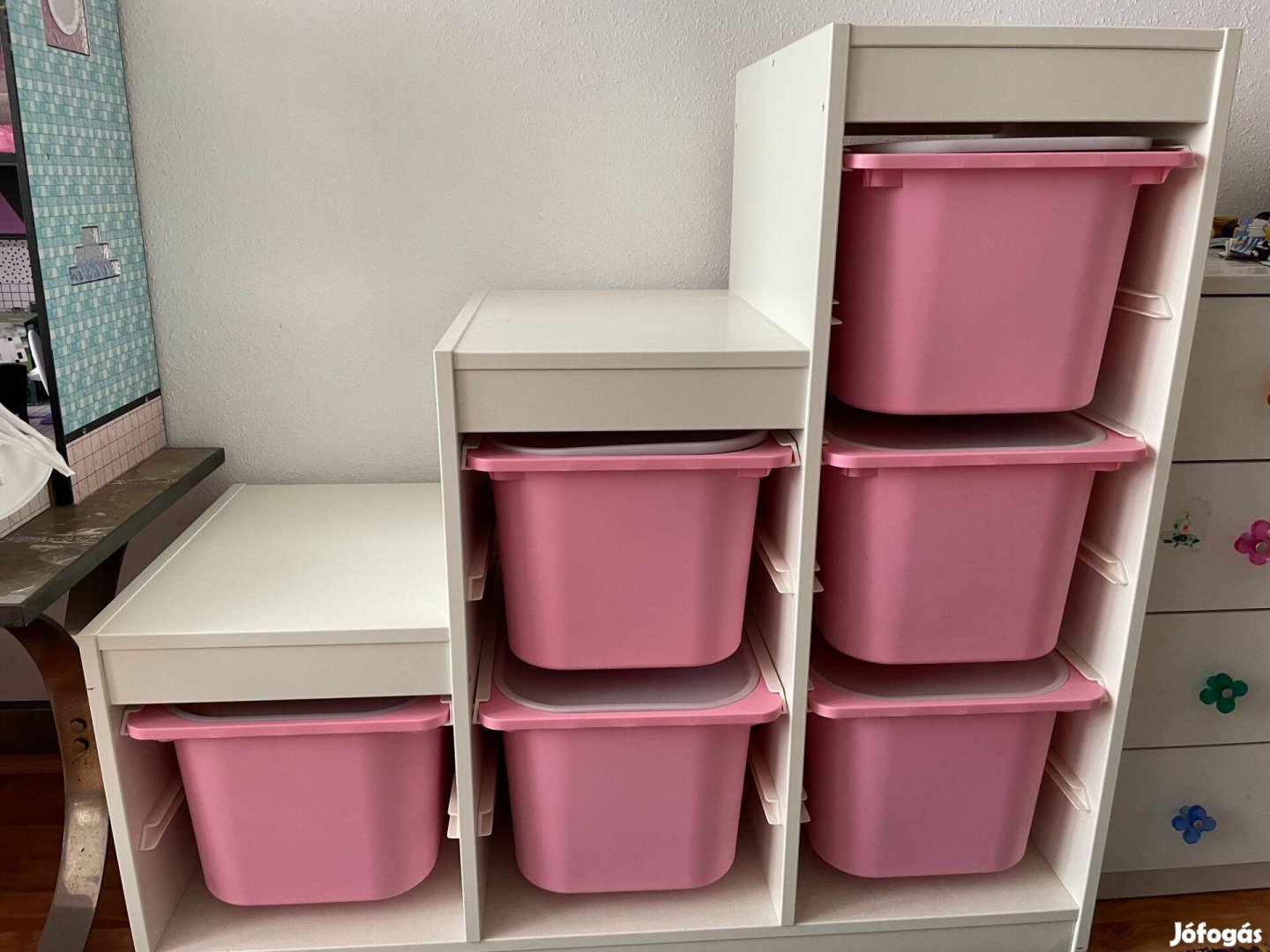 IKEA Gyerekbútor - szekrény rózsaszín dobozokkal