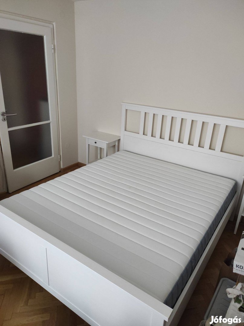 IKEA Hemnes ágy, ágyrács, zsákrugós matrac, 2db éjjeliszekrény