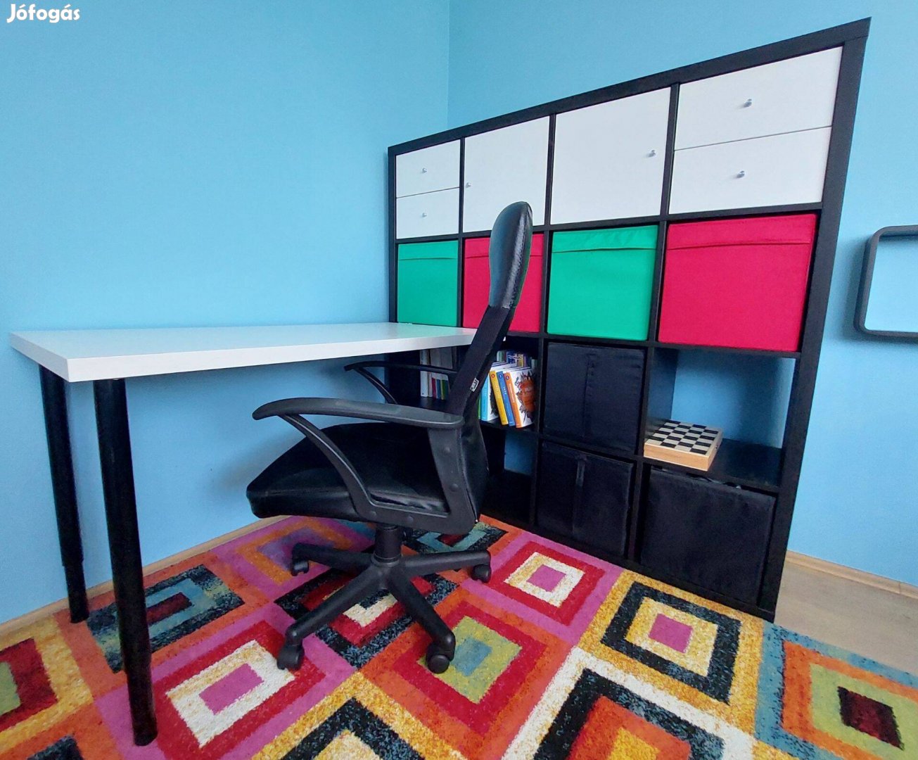 IKEA Kallax polc, íróasztal lap, dobozokkal, irodai szék