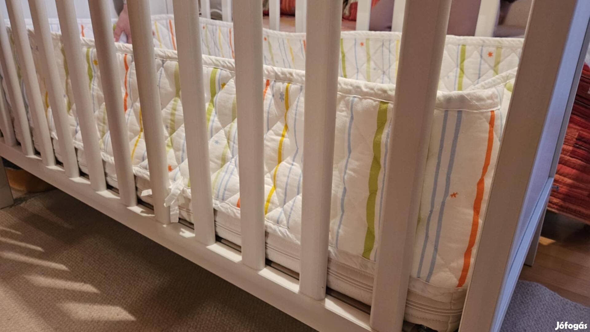 IKEA Sundvik rácsos kiságy matraccal, matrac védővel