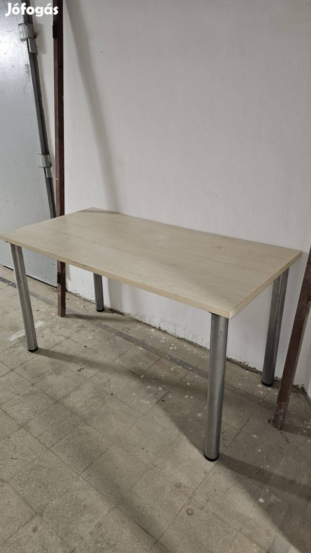 IKEA asztal fém lábakkal