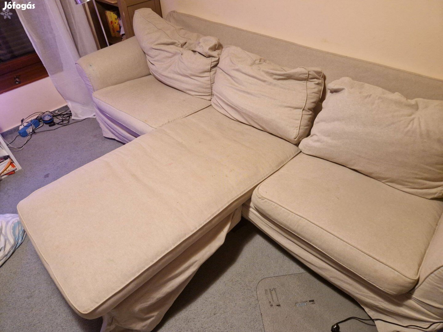 IKEA bézs színű kanapé, fekvőkanapé