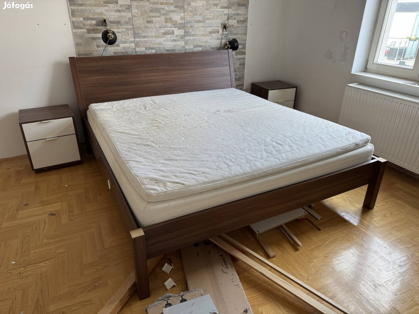 IKEA franciaágy éjjeli szekrénnyel