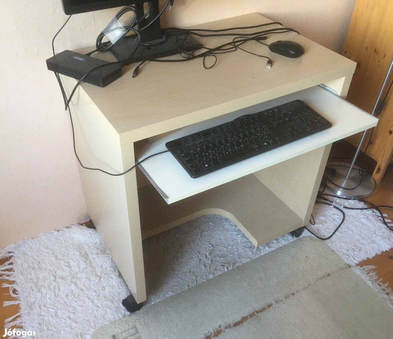 IKEA író-/számítógépasztal kihúzható billentyűzettartóval, kerékkel