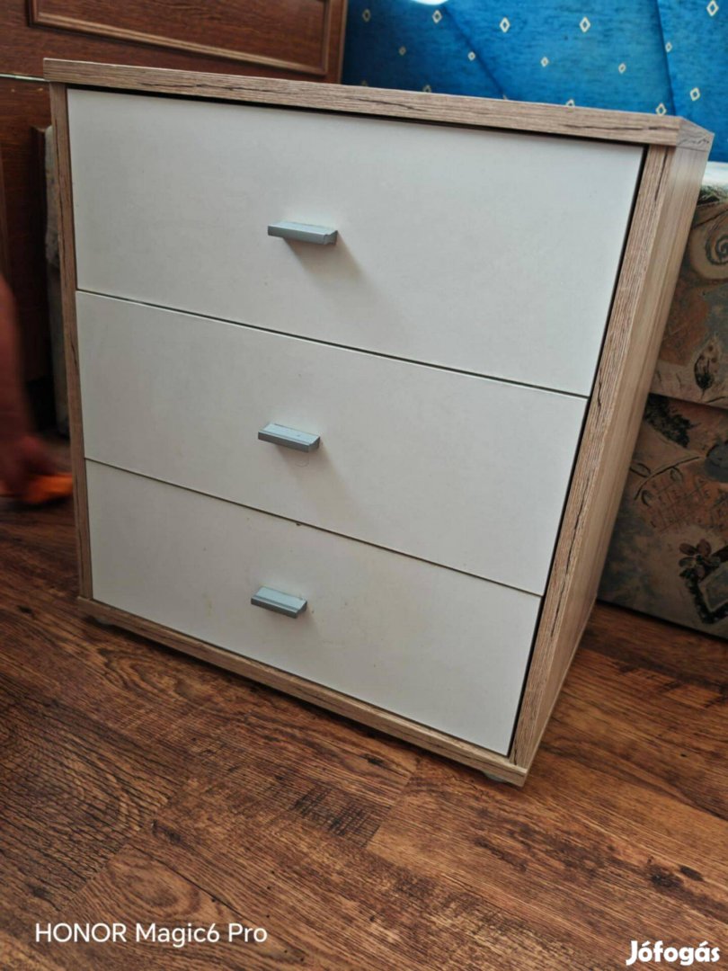 IKEA komód ,praktikus a kis helyek kihasználására