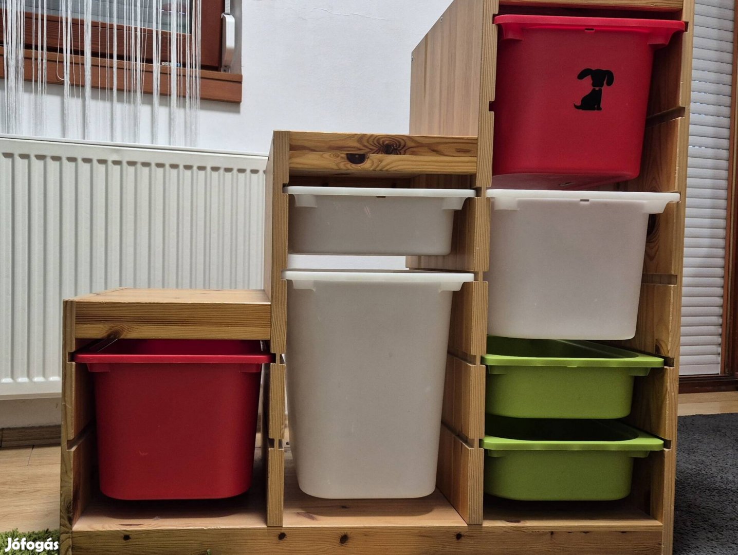 IKEA lépcsős szekrény  tárolódobozokkal
