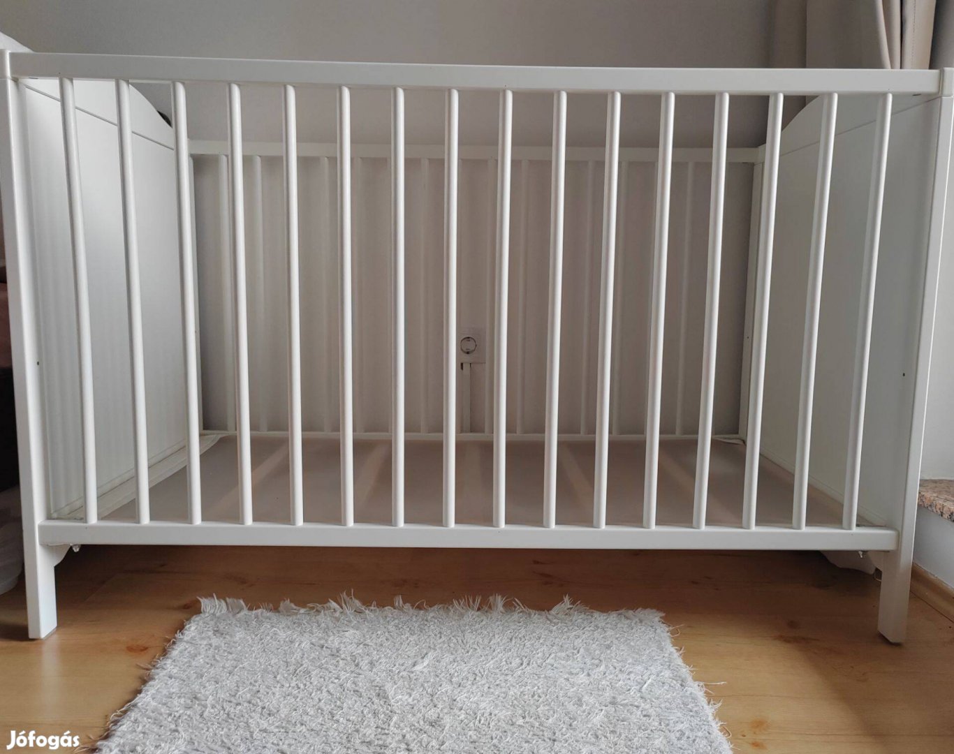 IKEA rácsos babaágy matraccal eladó (60x120 cm)