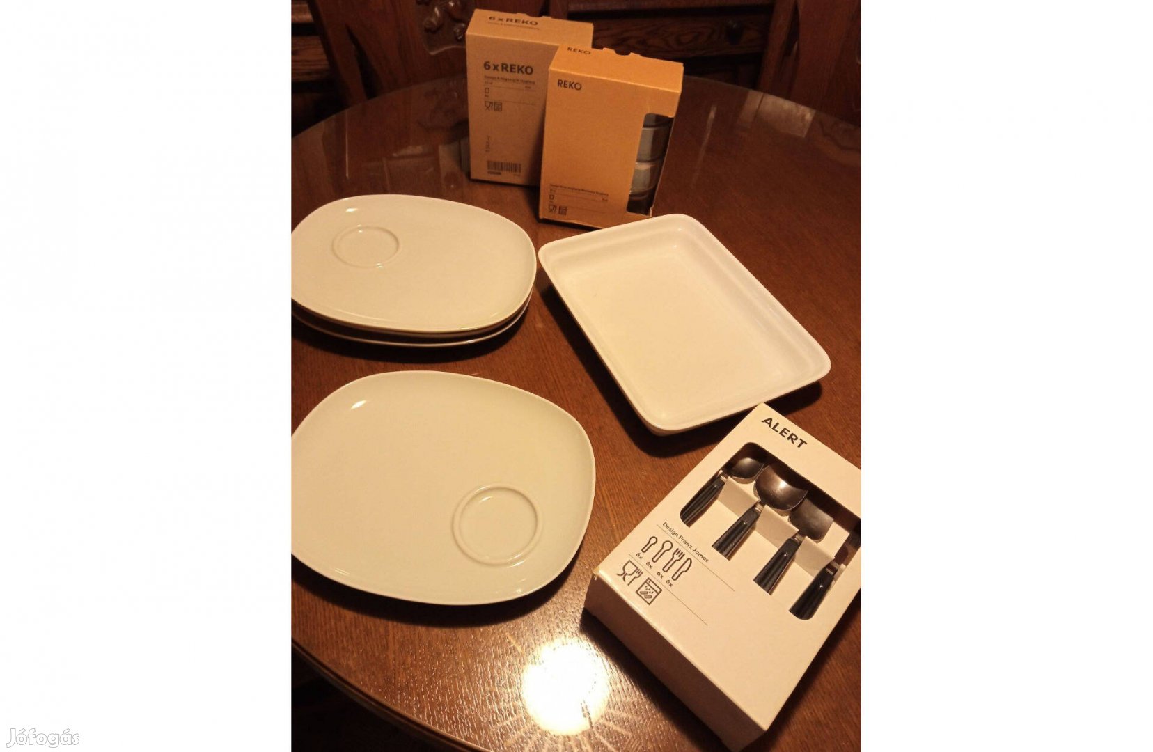 IKEA-s tányér, sütő-tálaló tál, evőeszköz, poharak