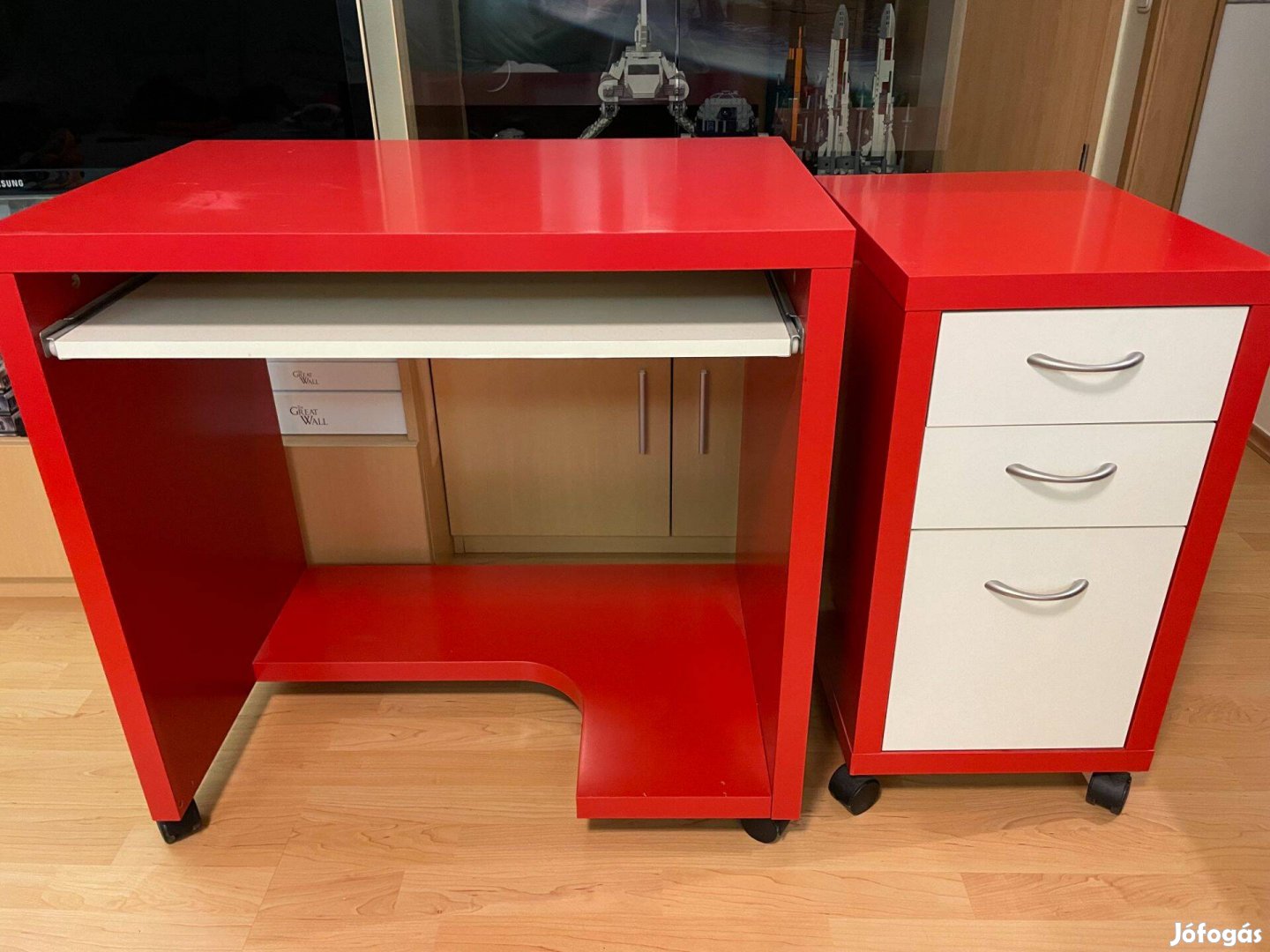 IKEA számítógépasztal és szekrény