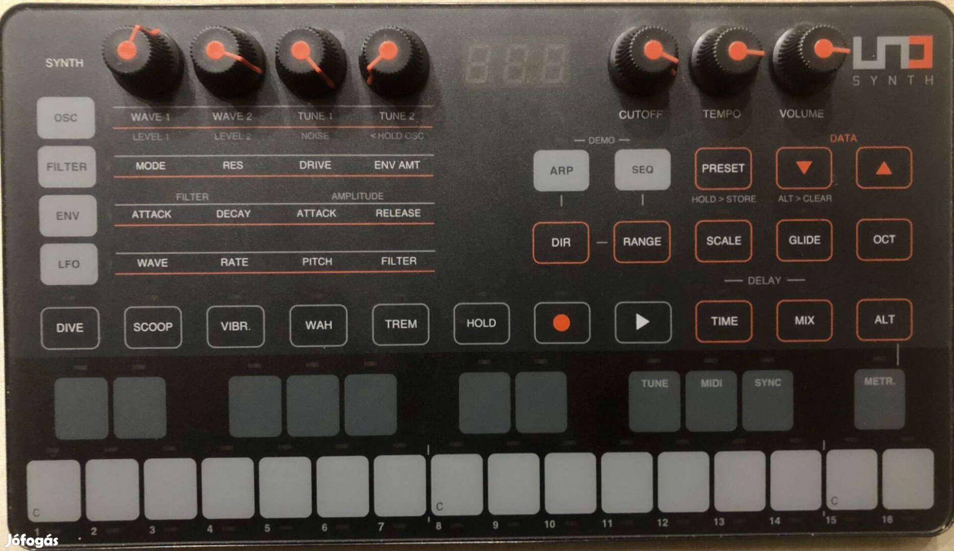 IK Multimedia Uno Synth analóg szintetizátor