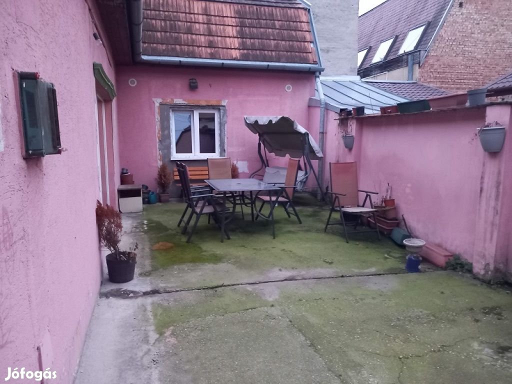 IV. Kerület, Csokonai utca, 78 m2-es, családi ház, 3 szobás