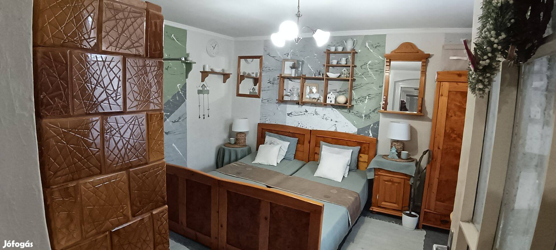 Ibrány központjának közelében verandás kis ház