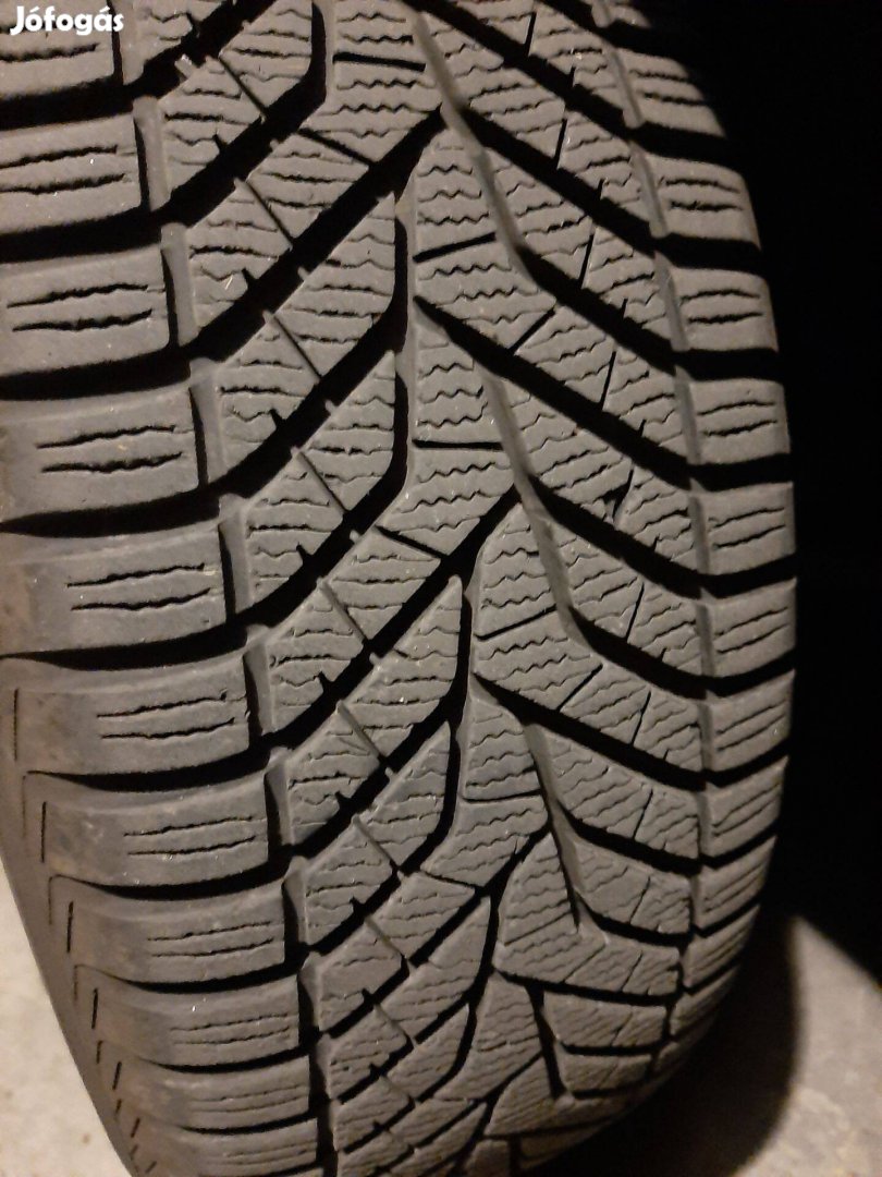 Idősödő vezető 4 évszakosra váltás miatt megszabadulna téli gumijától