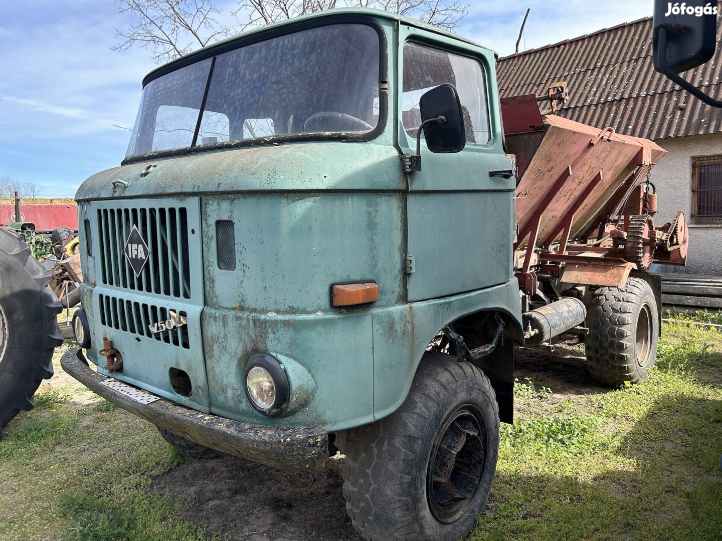 Ifa terepes Tornado műtrágyaszóróval.