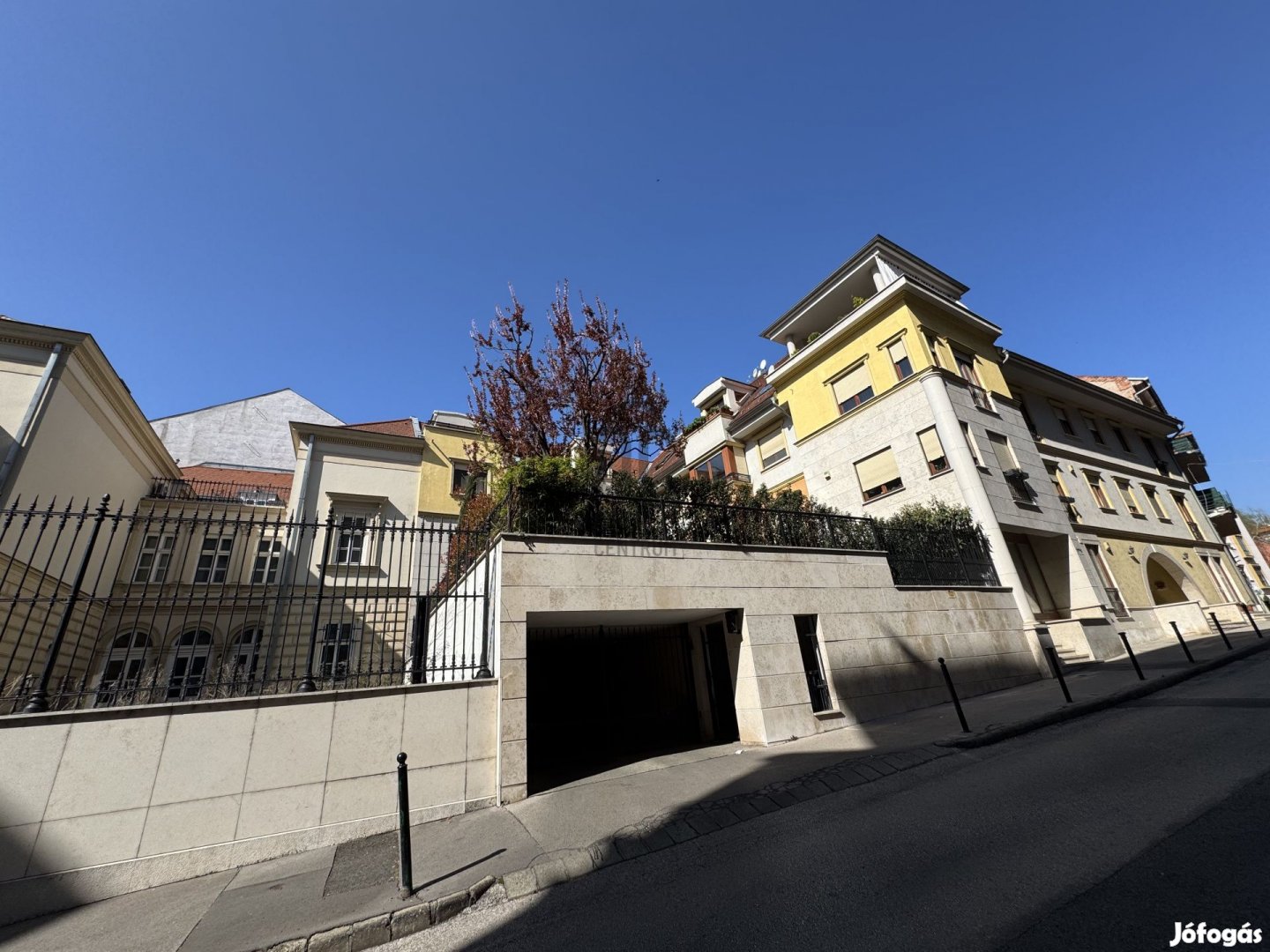 Igazi Kuriózum! Vár alatt újszerű lakás eladó